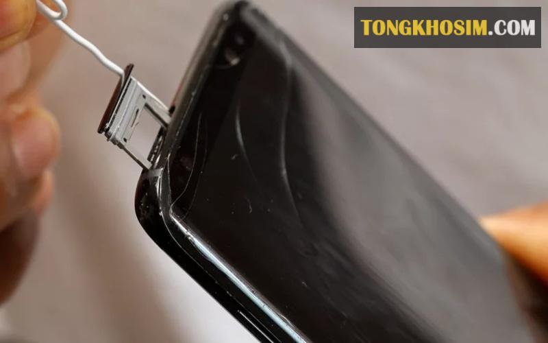 Lắp sim trực tiếp vào điện thoại của bạn để kiểm tra sim Vietnamobile đã bị thu hồi hay chưa