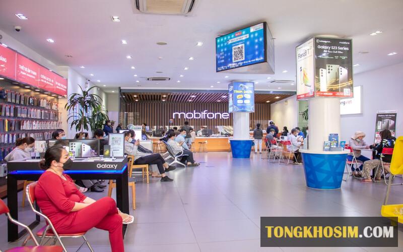 Đến trực tiếp cửa hàng của nhà mạng Mobifone để đổi thông tin sim số nhanh chóng