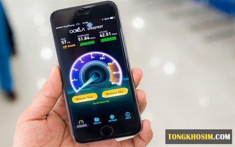 Di chuyển đến khu vực có sóng điện thoại ổn định để khắc phục tình trạng eSim Mobifone sóng yếu